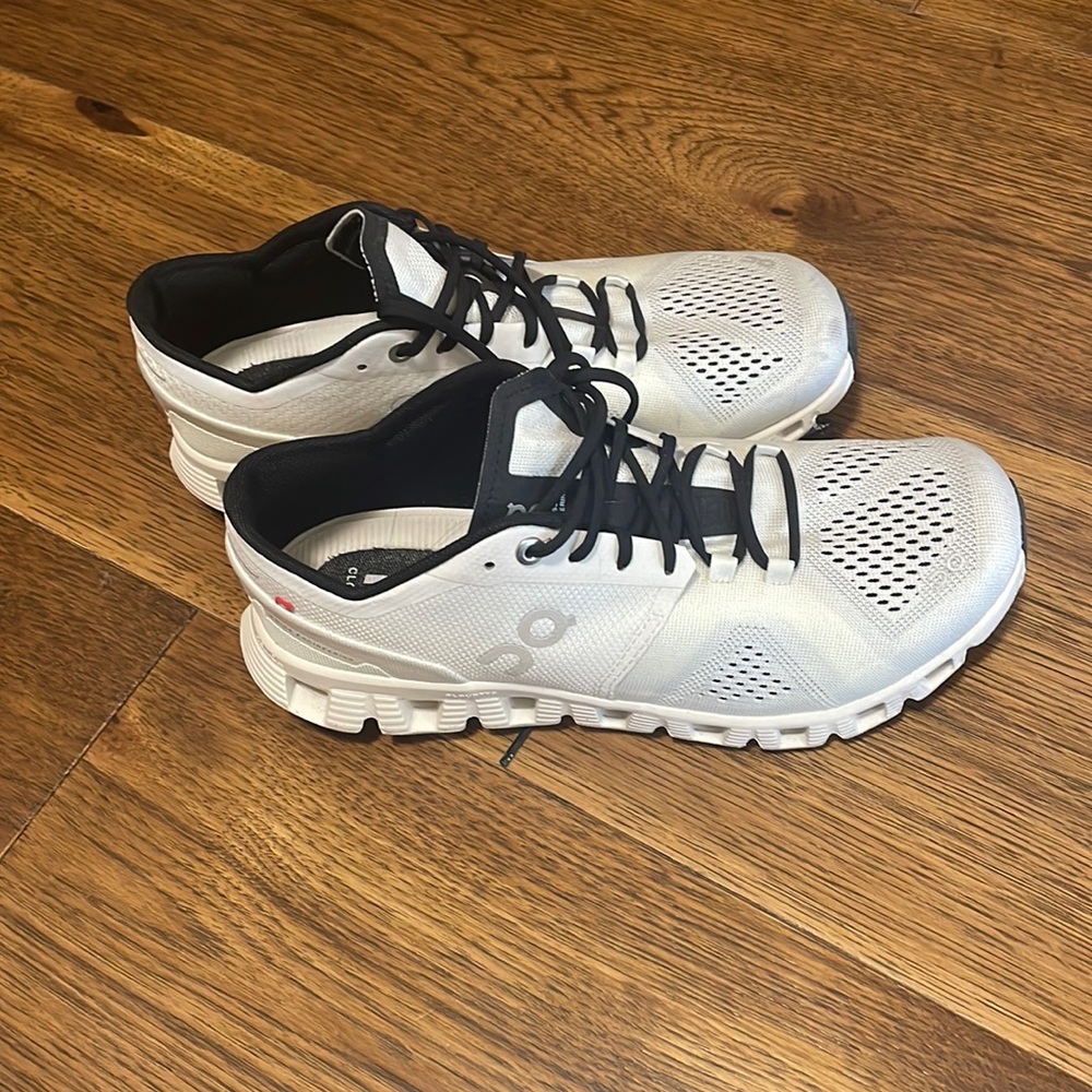 On cloud size 8 sneakers